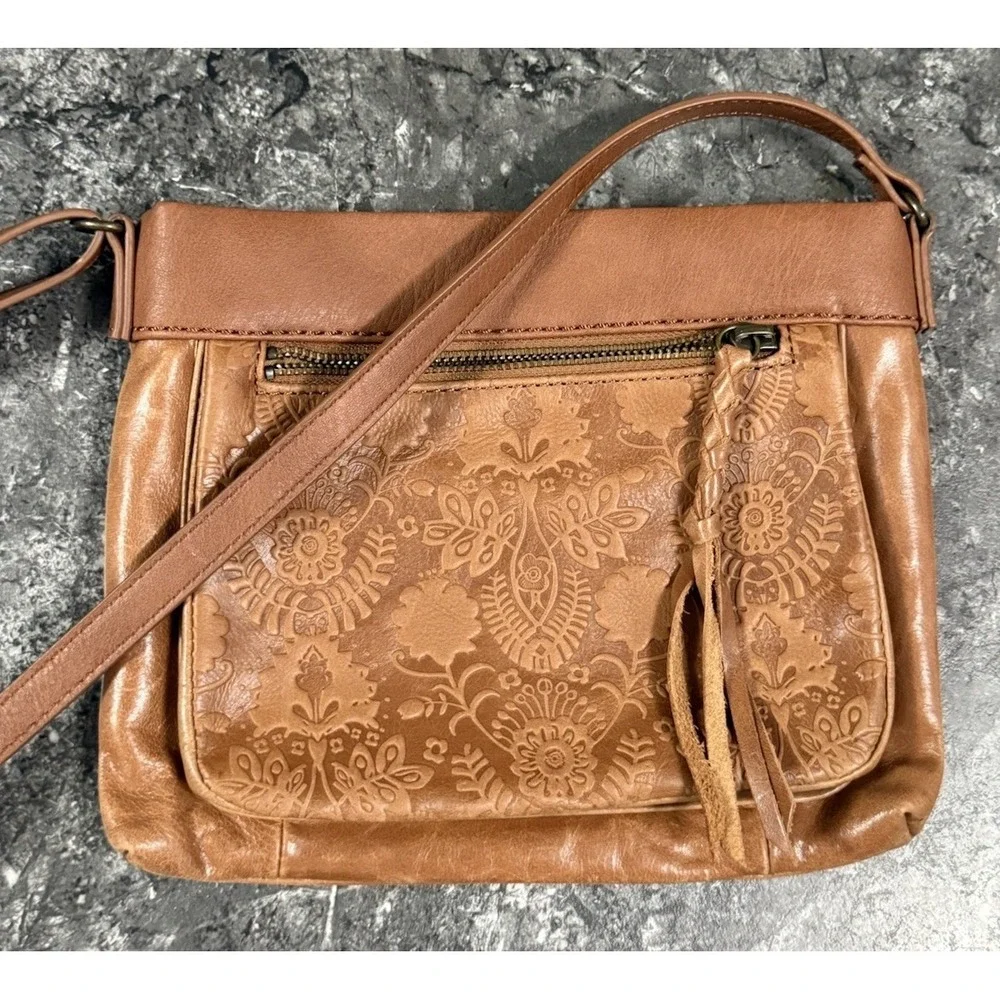 The Sak Sanibel Top Zip Leather Embossed Tooled Crossbody Purse Bag Handbag Tan